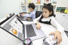 코딩도 재미있게 .... KT, AI 교육 플랫폼 교구에 자율주행 자동차·AI 로봇 추가