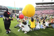 KT, 야구장에서 고객과 함께하는 키즈랜드 그라운드 캠프닉 개최