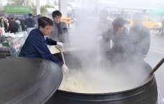따뜻한 밥향기로 고객 마음 사로잡았다 .... 농협하나로유통, 고양유통센터에서 대형 가마솥밥 시식행사
