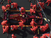 뭉쳐야 빠르다! F1 피트 크루의 담당 업무는?