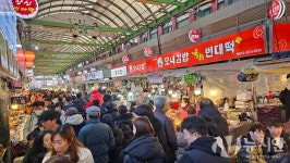 [포토뉴스] 설 연휴 서울 광장시장 나들이 인파로 북적