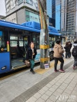 [현장 고발]공덕오거리 버스 정류장에 박힌 전봇대 승객들에게 큰 위협