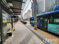 [현장 고발]공덕오거리 버스 정류장에 박힌 전봇대 승객들에게 큰 위협