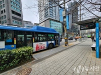[현장 고발]공덕오거리 버스 정류장에 박힌 전봇대 승객들에게 큰 위협
