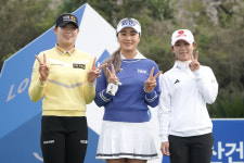 KLPGA투어 국내 개막전 두산 위브 흥행몰이...온라인 동접 2만7천명 최다! 응원 투표 대박