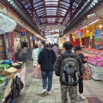 [르포] 경기 어렵다지만 사람은 몰렸다…설 연휴, 시장과 역에 번진 온기