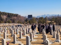 [포토뉴스]설 맞아 국립서울현충원 참배객들로 북적...입구서 충혼당까지 30분 차량정체