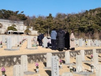 [포토뉴스]설 맞아 국립서울현충원 참배객들로 북적...입구서 충혼당까지 30분 차량정체