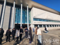 [포토뉴스]설 맞아 국립서울현충원 참배객들로 북적...입구서 충혼당까지 30분 차량정체