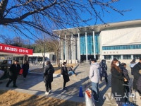 [포토뉴스]설 맞아 국립서울현충원 참배객들로 북적...입구서 충혼당까지 30분 차량정체