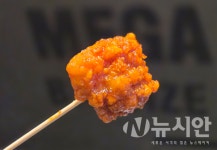 [먹어보고씀] 메가커피가 소환한 90년대…컵치킨 한입에 퍼지는 문방구 추억