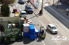 롯데마트 성정점 ‘길막’…주차장 진입차량 ‘인도 주행’