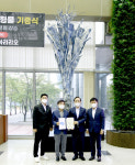 (주)아라리오, 천안문화재단에 ‘천년화, 상승’ 조형물 기증…시청 로비에 전시