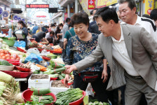 김태흠 충남지사, 추석 연휴 첫 날 재래시장서 직접 장 보며 도민과 소통