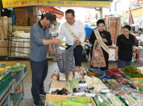 아산시의회, 온양온천 전통시장서 ‘추석 장보기 행사’