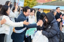 “수험생 여러분 힘내세요” 오세현 아산시장, 수능 현장서 수험생 응원