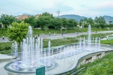 의왕시, 무더운 여름 학의천에서 즐기는 시원한 분수