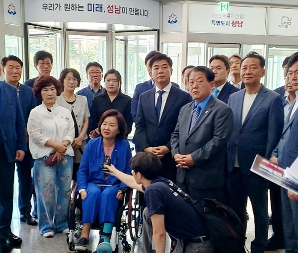 한국 민주당, 일본의 독도 도발에 강력 대응…일본 정부에 사과와 영토 도발 중단 촉구