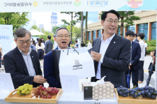 [영상] 정명근 시장, 특별한 농업인과 함께하는 빛나는 화성 직거래 장터 운영
