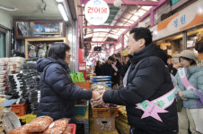 이상일 용인시장, 설 앞두고 전통시장 방문·장애인 복지시설 위문