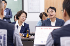 소나무푸드정명산업 | "출퇴근 30분 시대 실현"...정명근·추미애, 화성 산업현장 방문