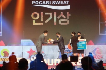 동아오츠카, 원주 DB 허웅 '포카리스웨트 인기상' 시상