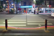 동인천역 북광장 횡단보도에 LED 바닥신호등 설치