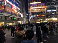 영업 연장 첫 주말 로데오거리 북적... 방역수칙은 실종