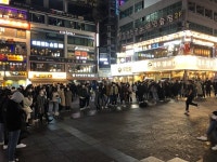 영업 연장 첫 주말 로데오거리 북적... 방역수칙은 실종