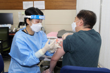 인천, 구·군 보건소와 요양병원서 백신 접종 스타트