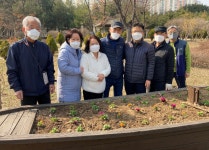 논현1동 행정복지센터, 산책로 등에 봄맞이 꽃심기