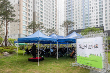 아파트 잔디밭에서 열린 발코니 콘서트