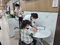 다문화학생 건강 검진 손 잡아준 인천힘찬종합병원