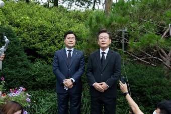 '러닝 파트너' 이재명·박찬대, DJ 묘역 참배로 당권행 첫 발