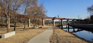 범람 우려되는 승기천변에 쉼터라니...