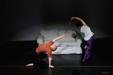 일상의 몸짓으로 표현한 현대무용... 미디어융합무용극 움직이는 방