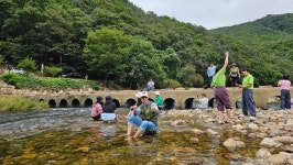 깍아지른 절벽산, 물 맑은 계곡, 환한 웃음길