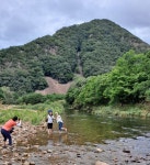 깍아지른 절벽산, 물 맑은 계곡, 환한 웃음길