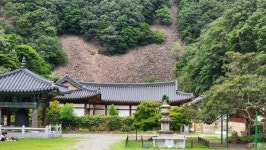 깍아지른 절벽산, 물 맑은 계곡, 환한 웃음길