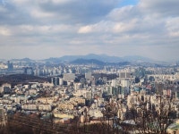 도심 숲의 편안함과 여유로 맑은 기운을 채운다 - 우면산 소망탑