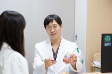 아인병원, 국내 최초 단일공 로봇 부신, 갑상선 동시 절제술 성공