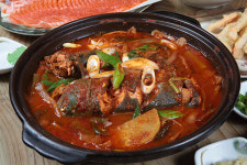 [이해열의 맛집기행⑦] 최적의 환경에서 키워낸 송어의 맛…영월 어라연 송어장횟집