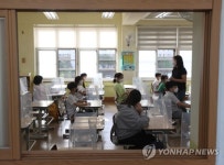 수도권 학교 3분의 2 이상 등교…대면수업 확대