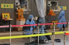 코로나19 대유행 안정에 되찾은 일상…5월엔 실외 마스크도 해제?