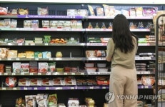 빵지순례부터 떡픈런까지...디저트 대란에 줄서는 편의점