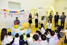 노동진 수협중앙회장, 직장 내 아라맘 어린이집 방문…기념선물 전달