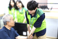 코오롱베니트, 과천종합사회복지관과 노년층 위한 스마트폰 교육...디지털 격차 해소