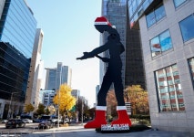 광화문 해머링맨 산타 변신...태광그룹 세화미술관 새해소원 이벤트