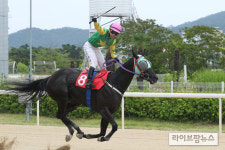 ‘석세스백파’, 짜릿한 역전승으로 KRA컵 마일 우승