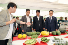(주)알리스타종사 | 국제종자박람회 살펴보는 권재한 농진청장